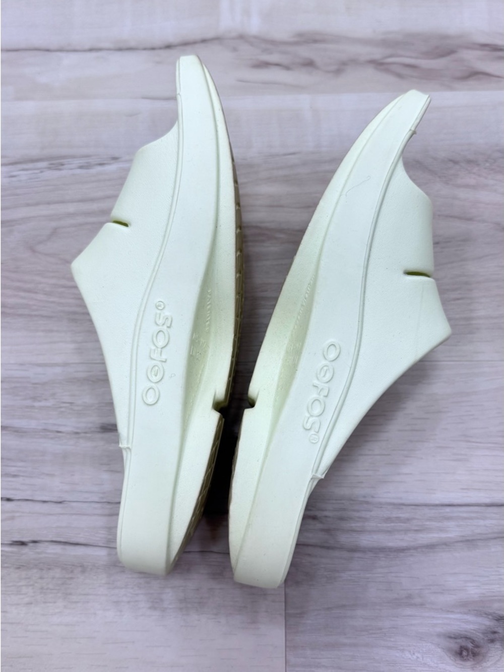 OOFOS women's ooahh recovery slide sandal in mello yellow sz 7 - Picture 3 of 9